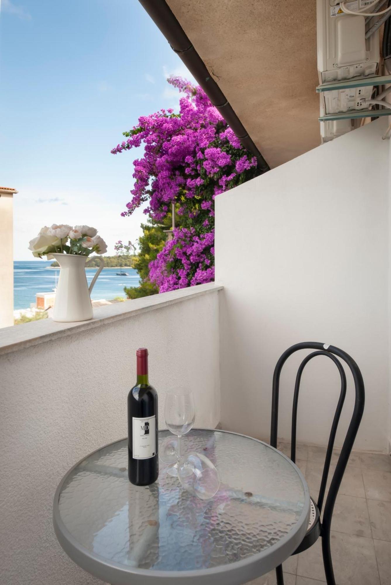 Luna Tsuki Two Aparthotel Rovinj Buitenkant foto